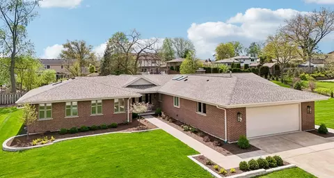 9019 W Sierra Ln, Palos Hills, IL 60465