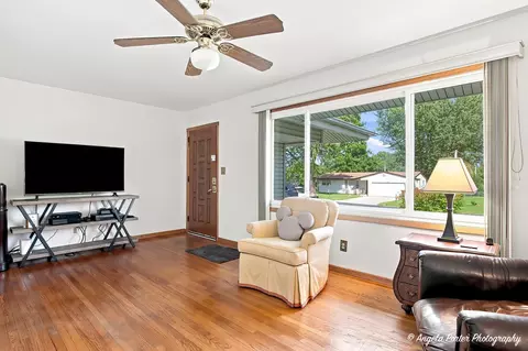 Living - 4707 William St, Mchenry, IL 60051 photo 2 of 3