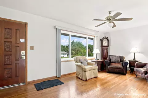 Living - 4707 William St, Mchenry, IL 60051 photo 1 of 3