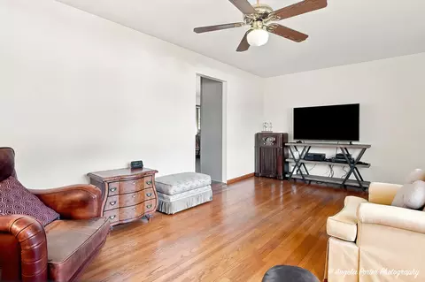 Living - 4707 William St, Mchenry, IL 60051 photo 3 of 3