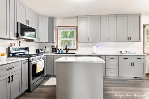Kitchen - 4707 William St, Mchenry, IL 60051 photo 2 of 6