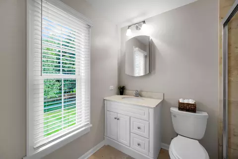 Bath - 2031 Burnham Pl, Wheaton, IL 60189 photo 3 of 4
