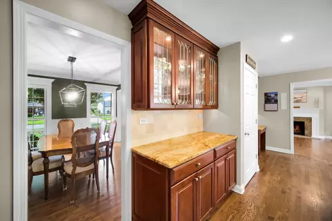 Entry Way - 2031 Burnham Pl, Wheaton, IL 60189 photo 1 of 3
