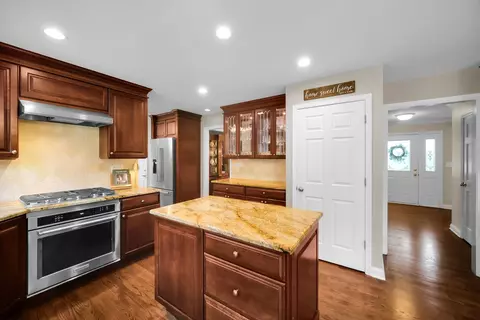 Kitchen - 2031 Burnham Pl, Wheaton, IL 60189 photo 3 of 4