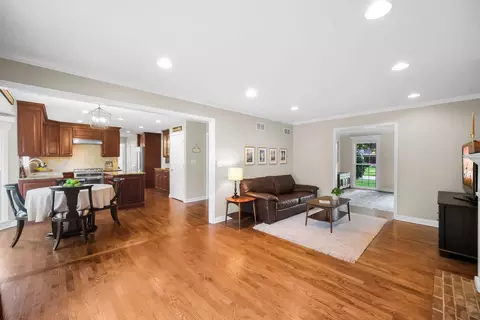 Living - 2031 Burnham Pl, Wheaton, IL 60189 photo 2 of 3