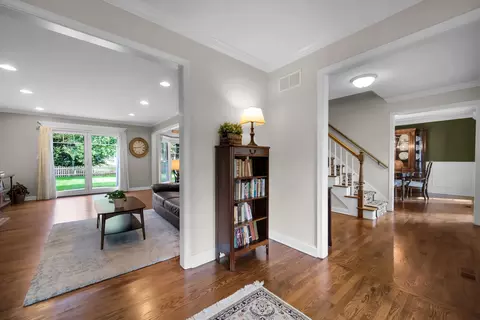 Entry Way - 2031 Burnham Pl, Wheaton, IL 60189 photo 2 of 3