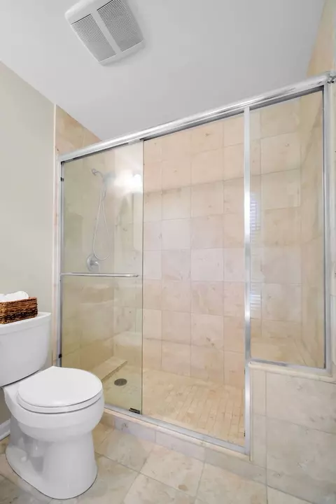 Bath - 2031 Burnham Pl, Wheaton, IL 60189 photo 4 of 4