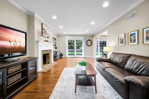 Living - 2031 Burnham Pl, Wheaton, IL 60189 photo 3 of 3