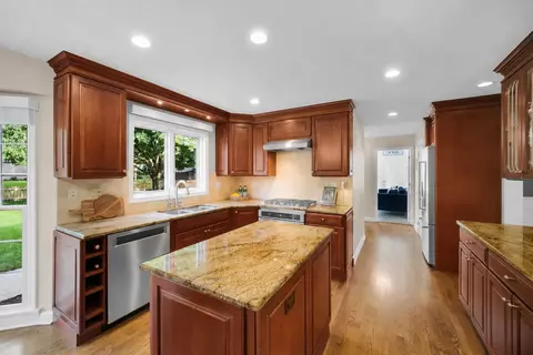 Kitchen - 2031 Burnham Pl, Wheaton, IL 60189 photo 2 of 4