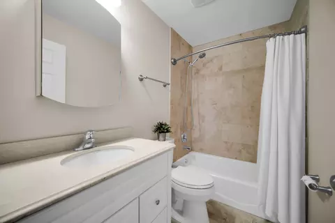 Bath - 2031 Burnham Pl, Wheaton, IL 60189 photo 2 of 4