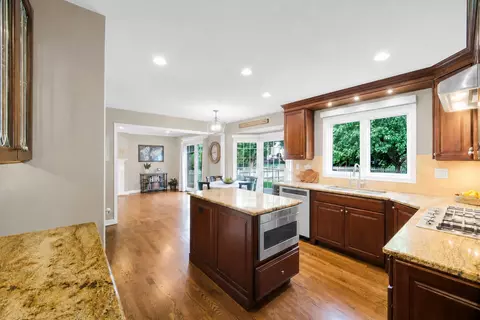 Kitchen - 2031 Burnham Pl, Wheaton, IL 60189 photo 4 of 4