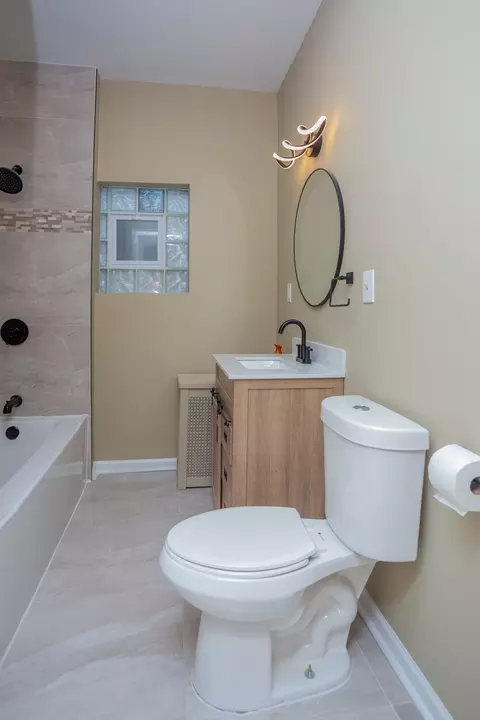 Bath - 7521 S Champlain Ave, Chicago, IL 60619 photo 1 of 4