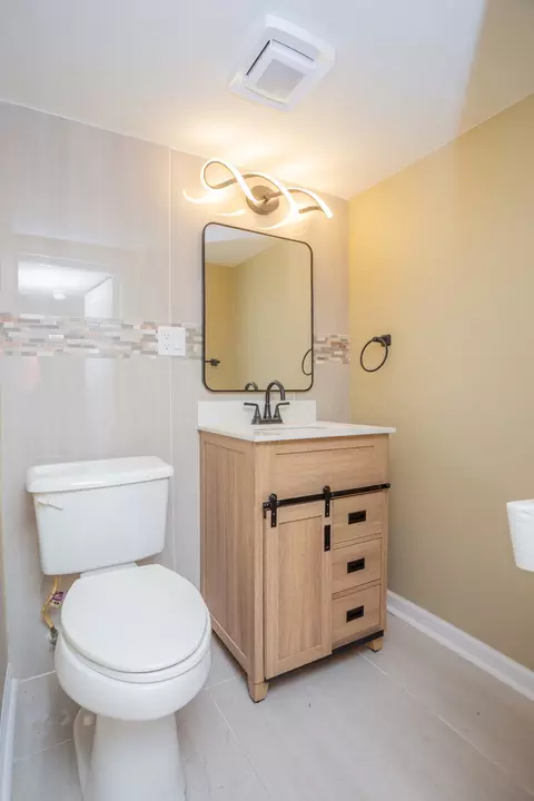Bath - 7521 S Champlain Ave, Chicago, IL 60619 photo 4 of 4