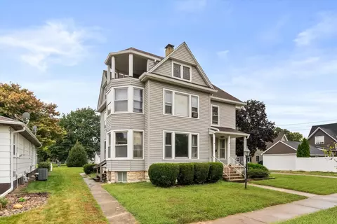 Exterior - 403 1st Ave, Ottawa, IL 61350 photo 2 of 5