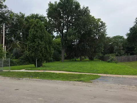 240 N Park St, Westmont, IL 60559
