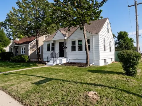 Exterior - 201 E 143rd St, Dolton, IL 60419 photo 2 of 4