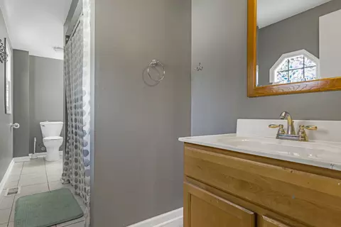 Bath - 309 E Walnut St, Roselle, IL 60172 photo 2 of 3