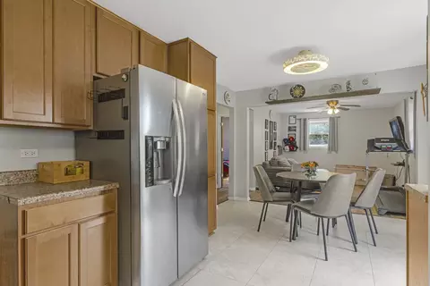 Kitchen - 309 E Walnut St, Roselle, IL 60172 photo 3 of 3