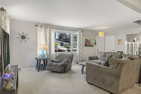 Living - 309 E Walnut St, Roselle, IL 60172 photo 2 of 2