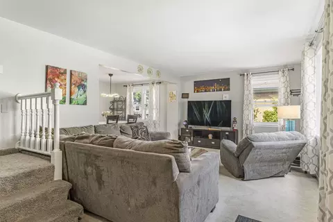 Living - 309 E Walnut St, Roselle, IL 60172 photo 1 of 2