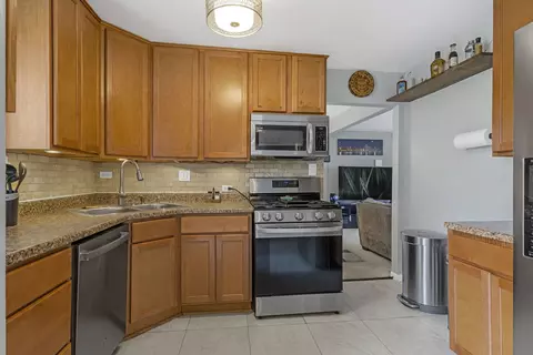 Kitchen - 309 E Walnut St, Roselle, IL 60172 photo 2 of 3