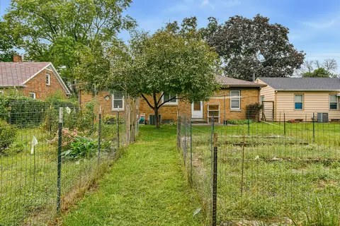 Exterior - 1024 25th St, Moline, IL 61265 photo 5 of 6