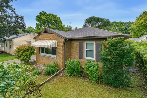 Exterior - 1024 25th St, Moline, IL 61265 photo 4 of 6