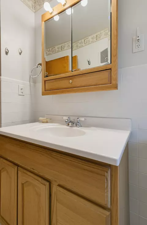 Bath - 1024 25th St, Moline, IL 61265 photo 2 of 5