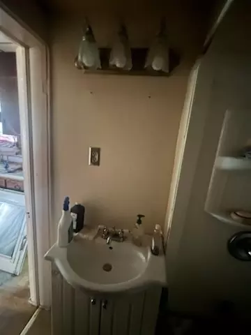 Bath - 1262 E Logan St, Decatur, IL 62526 photo 2 of 2