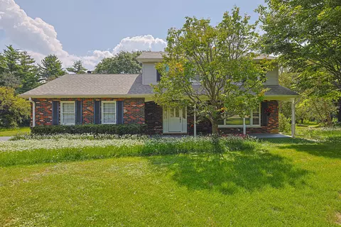 52 Darlington Dr, Hawthorn Woods, IL 60047