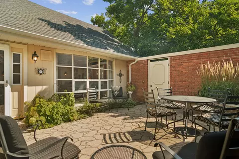 Exterior - 4 Stuart On Oxford St, Rolling Meadows, IL 60008 photo 3 of 4