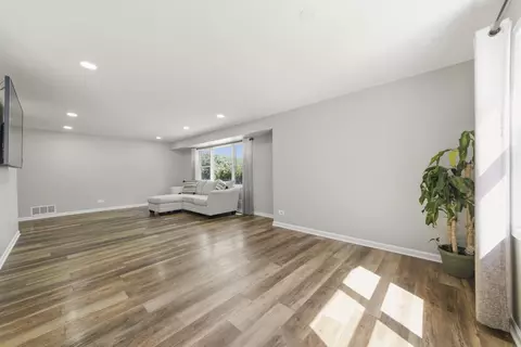 Living - 790 Evergreen Ln, Hoffman Estates, IL 60169 photo 1 of 3