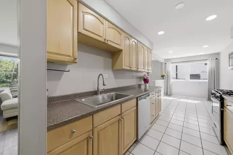 Kitchen - 790 Evergreen Ln, Hoffman Estates, IL 60169 photo 2 of 2