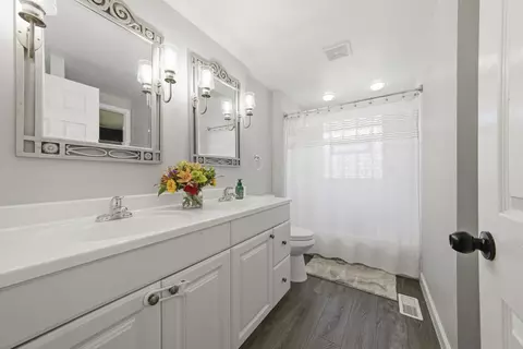 Bath - 790 Evergreen Ln, Hoffman Estates, IL 60169 photo 1 of 2