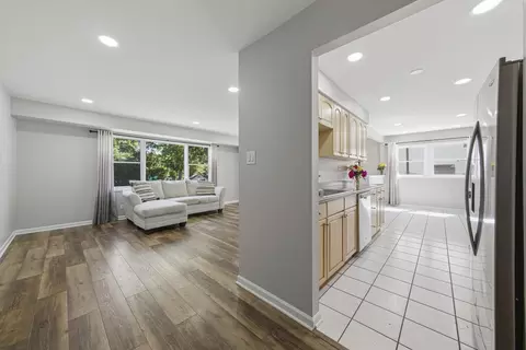 Entry Way - 790 Evergreen Ln, Hoffman Estates, IL 60169 photo 1 of 2