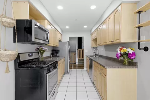 Kitchen - 790 Evergreen Ln, Hoffman Estates, IL 60169 photo 1 of 2
