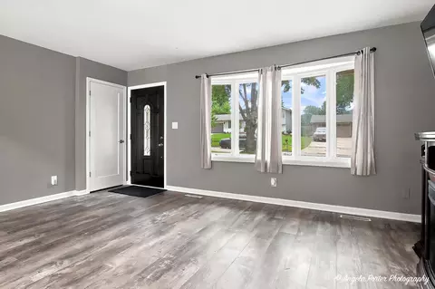Living - 512 Silbury Ct, Mchenry, IL 60050 photo 1 of 3