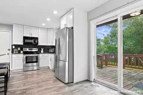Kitchen - 512 Silbury Ct, Mchenry, IL 60050 photo 3 of 3