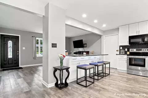 Kitchen - 512 Silbury Ct, Mchenry, IL 60050 photo 1 of 3