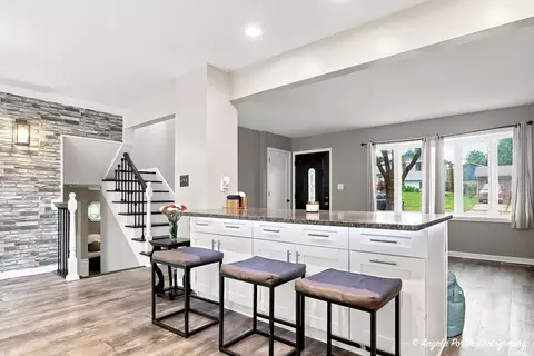 Entry Way - 512 Silbury Ct, Mchenry, IL 60050 photo 1 of 1