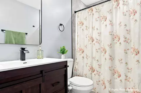 Bath - 512 Silbury Ct, Mchenry, IL 60050 photo 1 of 2