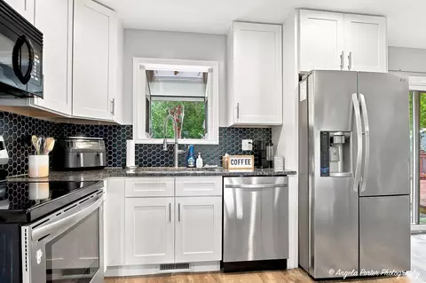 Kitchen - 512 Silbury Ct, Mchenry, IL 60050 photo 2 of 3
