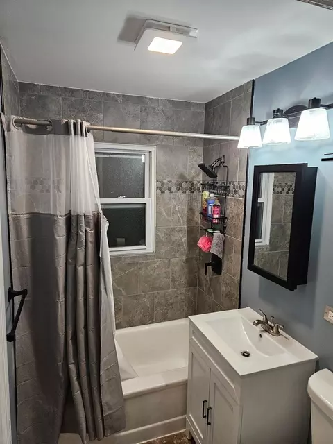 Bath - 16733 Crane Ave, Hazel Crest, IL 60429 photo 1 of 2