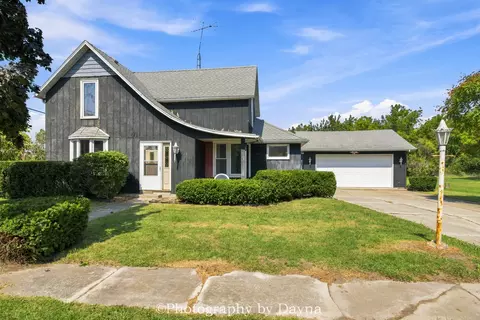 691 W Ambrose St, Saint Anne, IL 60964