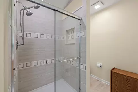 Bath - 3912 Boone Creek Cir, Mchenry, IL 60050 photo 3 of 5