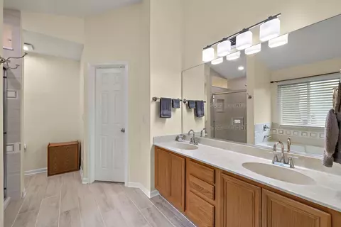 Bath - 3912 Boone Creek Cir, Mchenry, IL 60050 photo 2 of 5