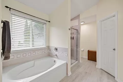 Bath - 3912 Boone Creek Cir, Mchenry, IL 60050 photo 1 of 5