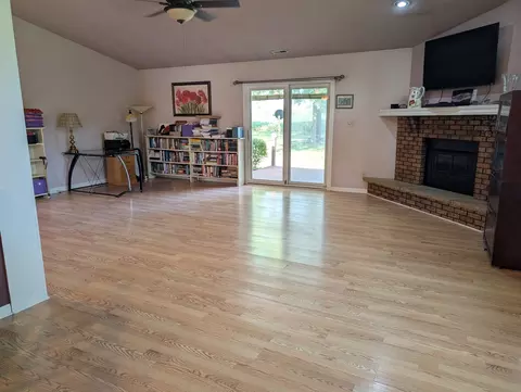 Living - 1016 Baxter Ln #1, Freeport, IL 61032 photo 2 of 4