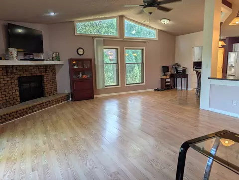 Living - 1016 Baxter Ln #1, Freeport, IL 61032 photo 3 of 4
