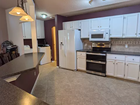 Kitchen - 1016 Baxter Ln #1, Freeport, IL 61032 photo 6 of 7